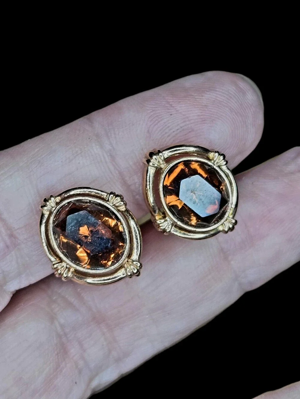 Vintage Avon 1983 as part of the Allegro Collection clip earrings